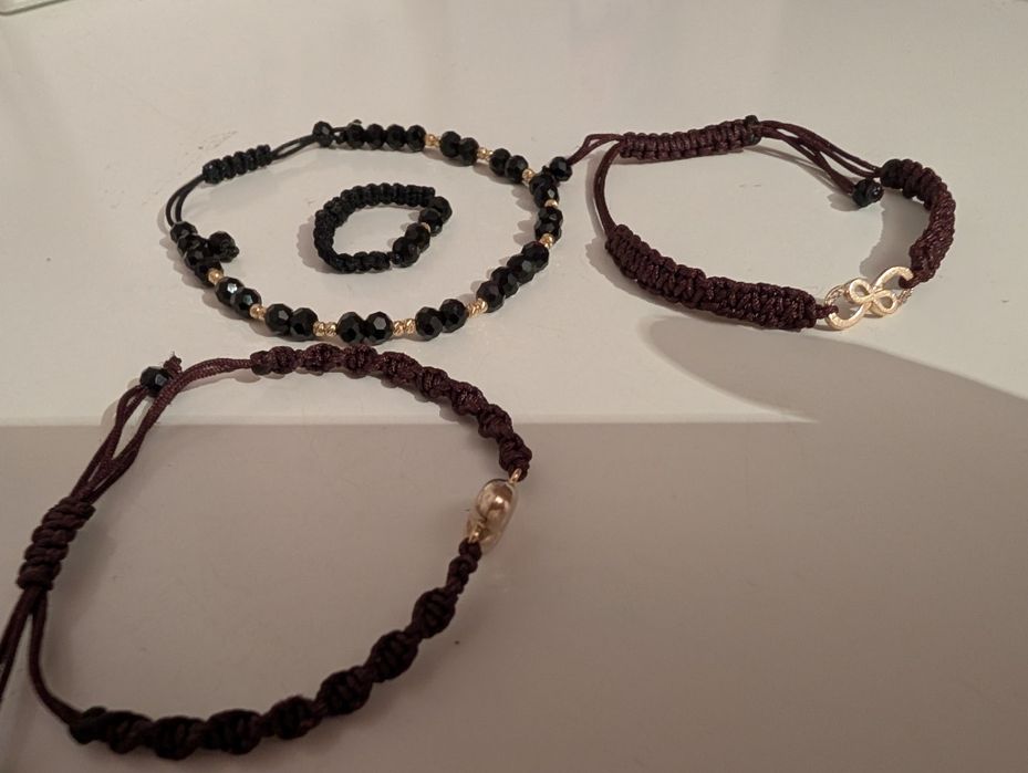 Bratari cu bilute de argint, aur și inel cu șnur.