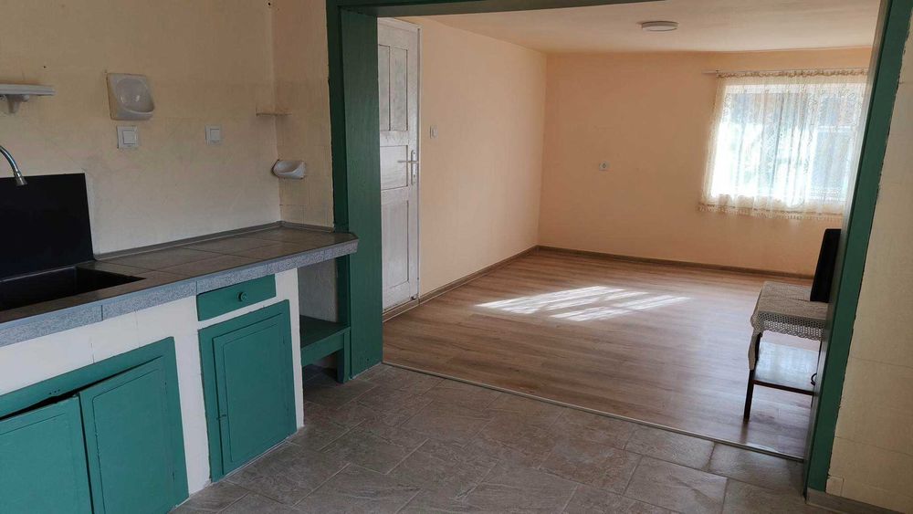 Двуетажна тухлена къща с.Каменово