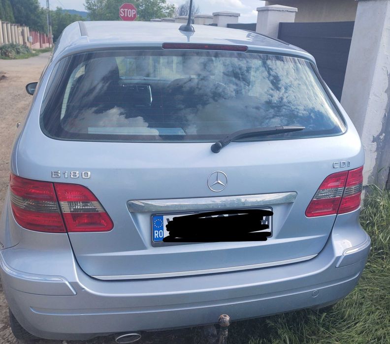 Mașina Mercedes b classe 180