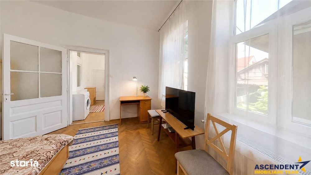 Corp de casa cu 2 imobile, intrari separate, pod si beci generos, Cent