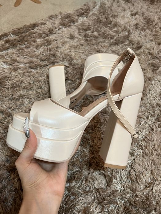 Туфли на высоком каблуке