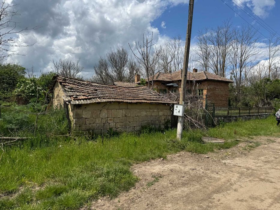 Къща с голям двор 1900 кв.м. парцел земя в регулация в село Александрия община Крушари област Добрич