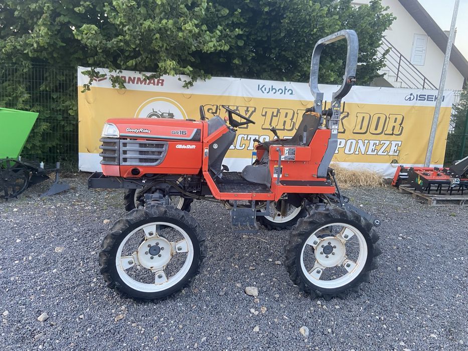 Tractor japonez Kubota dedicat pentru stropit