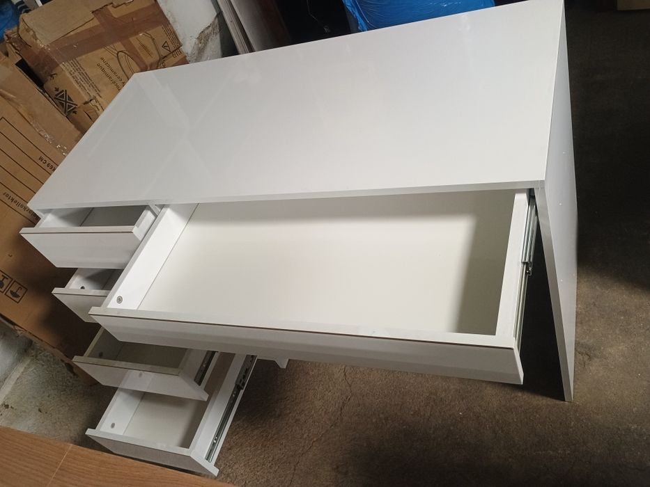 Дамска тоалетка с гланцово покритие