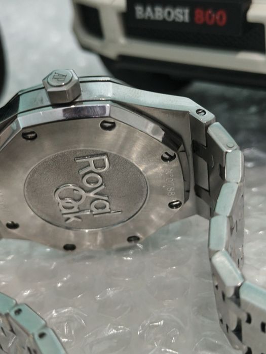 Soat yangi deyarli taqilmagan qirilgan chizilgan joylari yoʻq