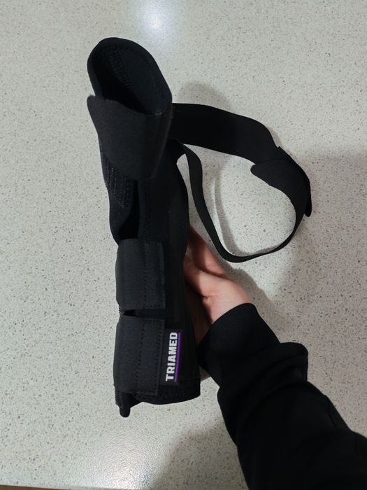 Orteza de glezna mobila cu atele metalice