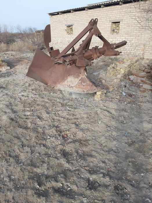 Продаю бульдозер ДТ75 с отвалом на ходу.