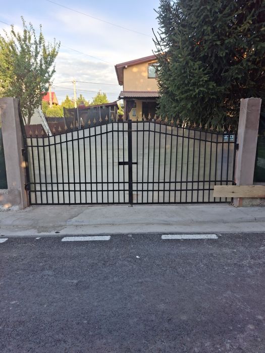 Porti metalice acces auto si pietonal.