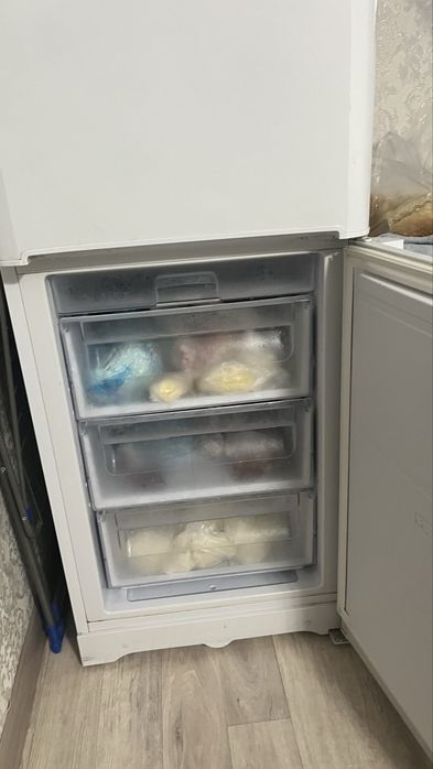 Продам холодильник Indesit