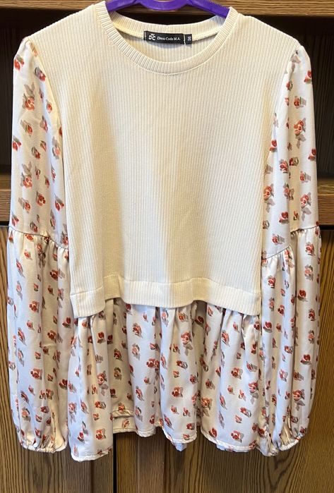 Женская блузка светлого оттенка