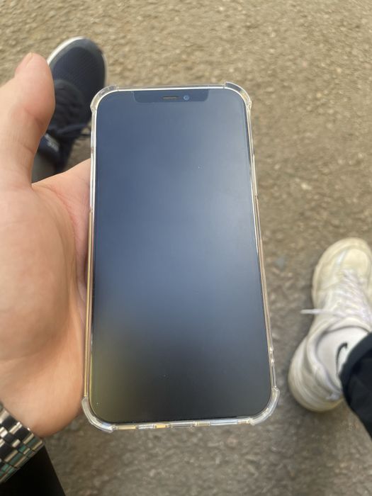 Продам телефон айфон 12