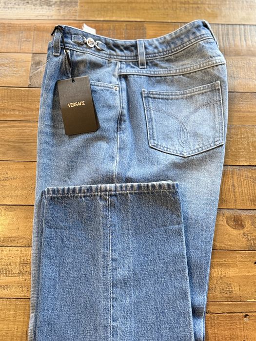 Джинсы от бренда Versace
