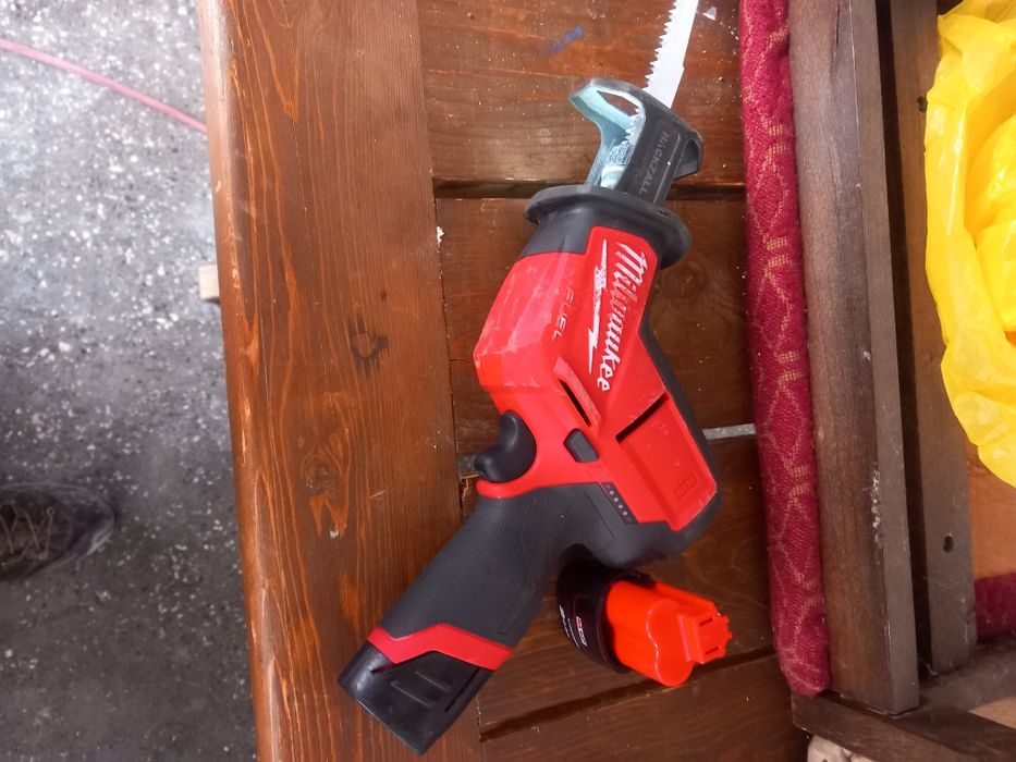 Milwaukee M12 саблен трион