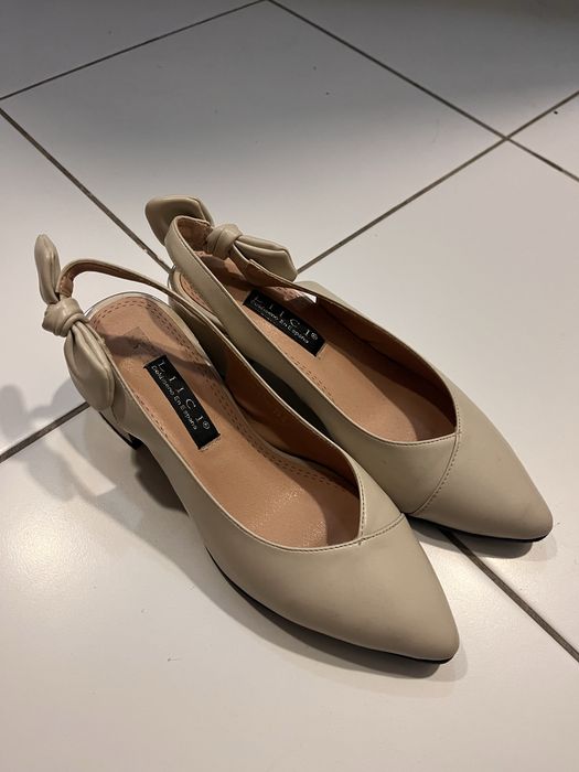 Белые туфли с невысоким каблуком