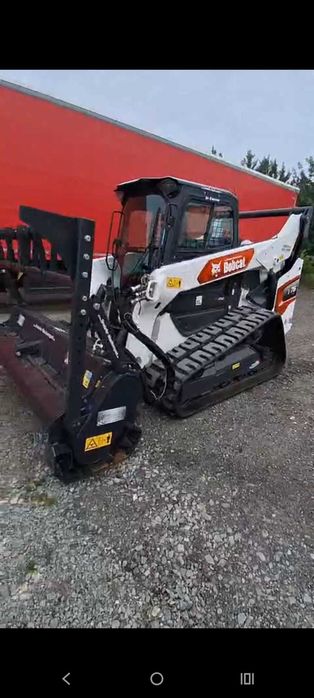 Efectuam curatare terenuri invadate de vegetatie {defrisare} prin tocare mecanica cu utilaje performante, nivelare , etc