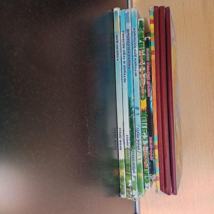 Продаю красочные книжки для малышей с плотными страницами.