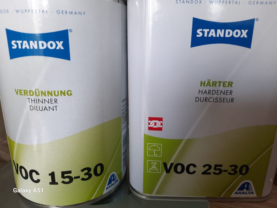 Vopsea camouflage în 3 culori pentru două mașini