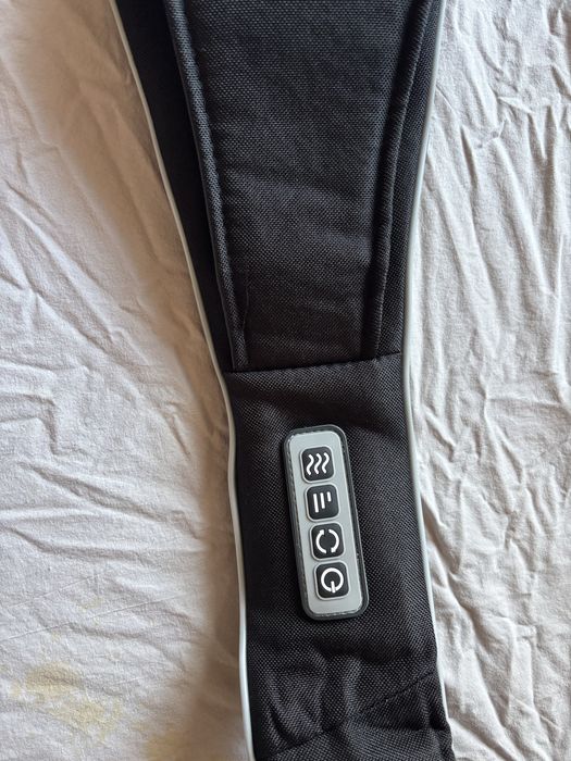 Масажор за врат с 3 степени и подгрев