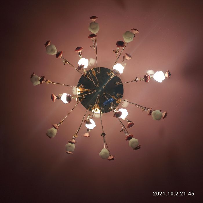 Люстра форме розочек смотреться  красиво