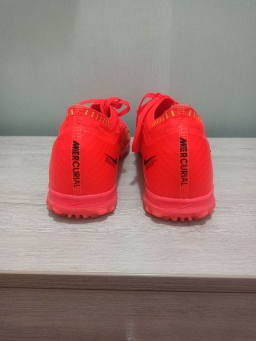 Бутсы футбольные и сороконожки