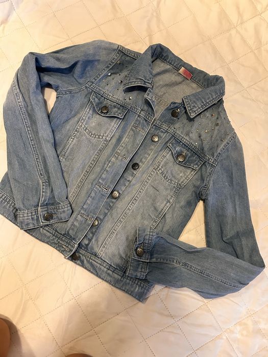 Geacă din denim cu ținte și aplicații