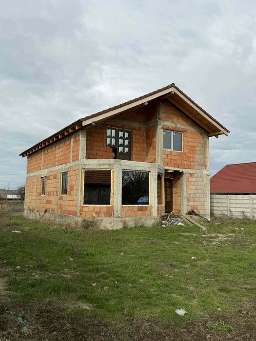 Casă De Vânzare       ..