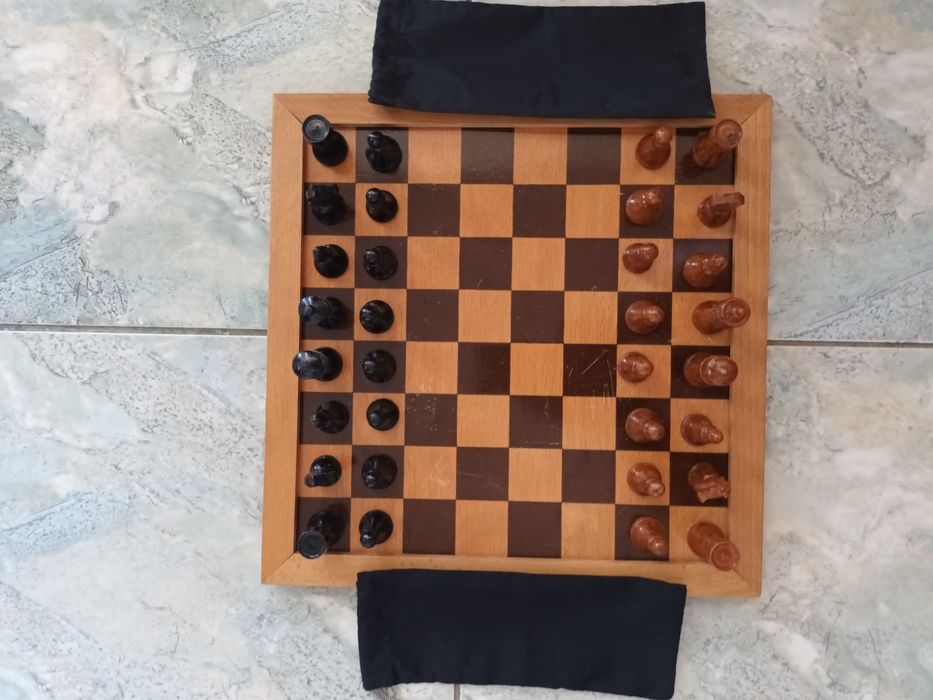 Шах дъска със дървени струговани фигури