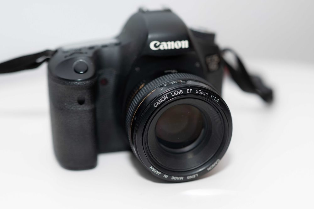 Kit foto Canon DSLR + obiectiv 50mm + blitz Yongnuo