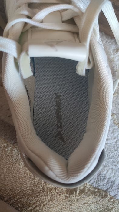 Продам кроссовки Демикс