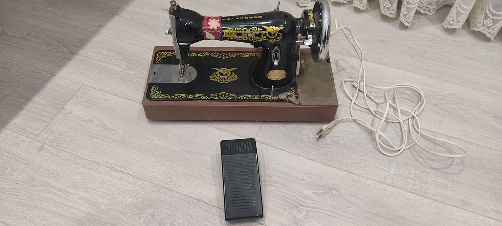 Продам электрическую швейную машинку
