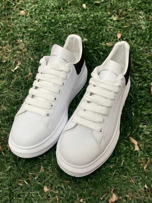 Adidasi albi dama si barbati McQueen premium