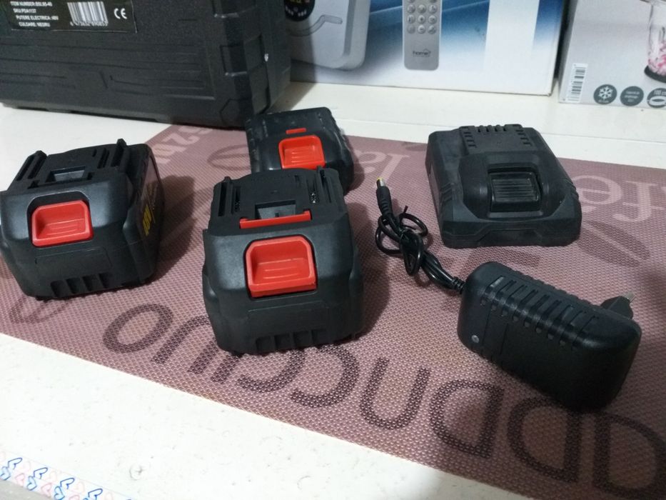 Acumulatori Scule 20v Cu Incarcator Functionali