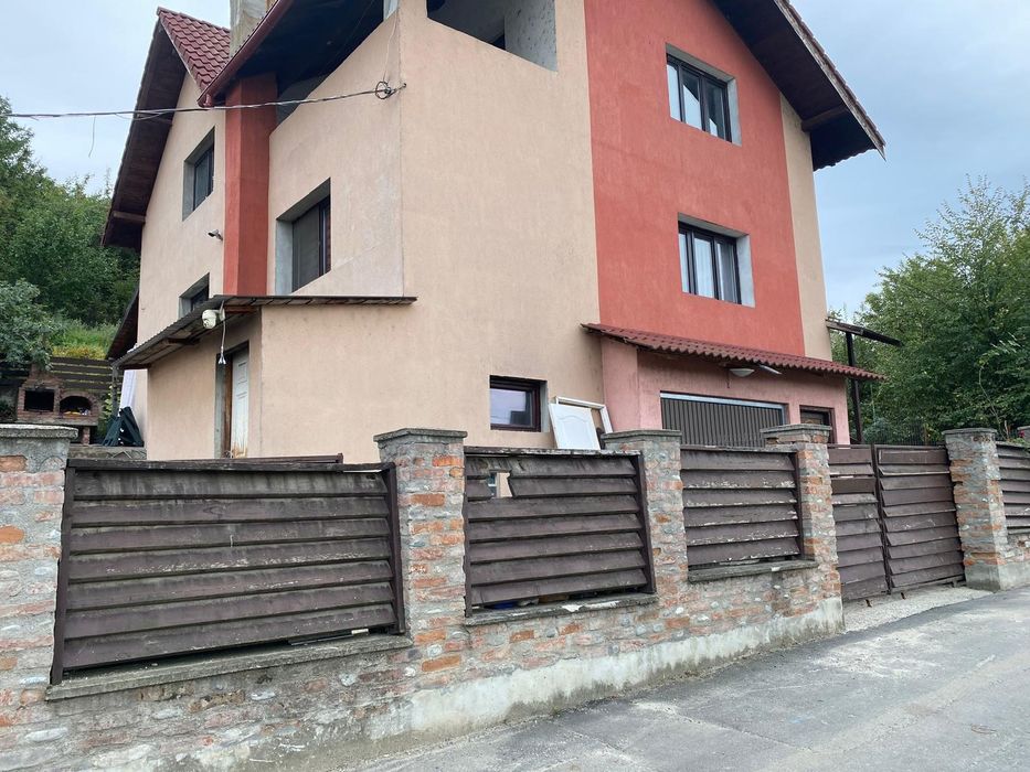 Vilă compusă din două apartamente  sau schimb +diferență cu apartament