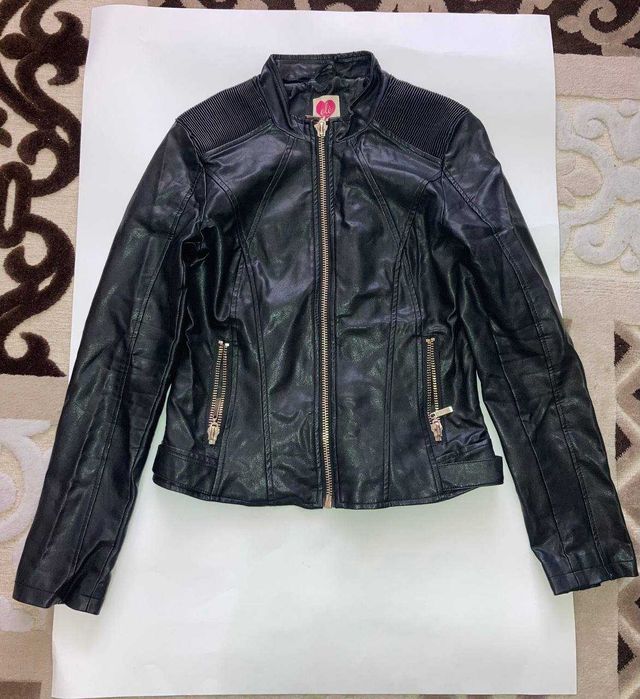 Продам подростковые вещи на девочек.