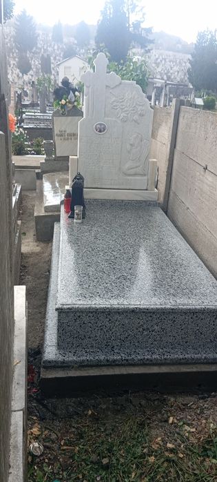 Monumente funerare