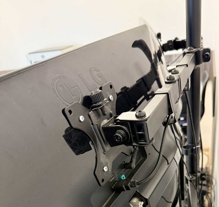 Pachet de 4x Monitoare LG UltraWide + Suport Profesional + HDMI Splitter 8 ieșiri + Birou