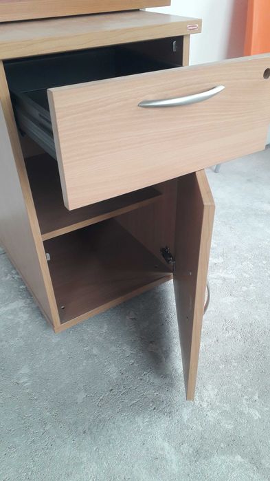 Стол, тумбочка ,полка