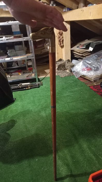 Стар бастун със скрито острие