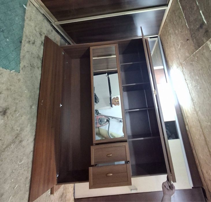 Шкаф  с дверцами и зеркалом