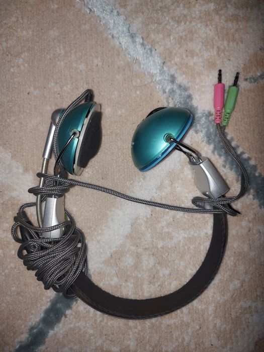 2 наушника и микрофон