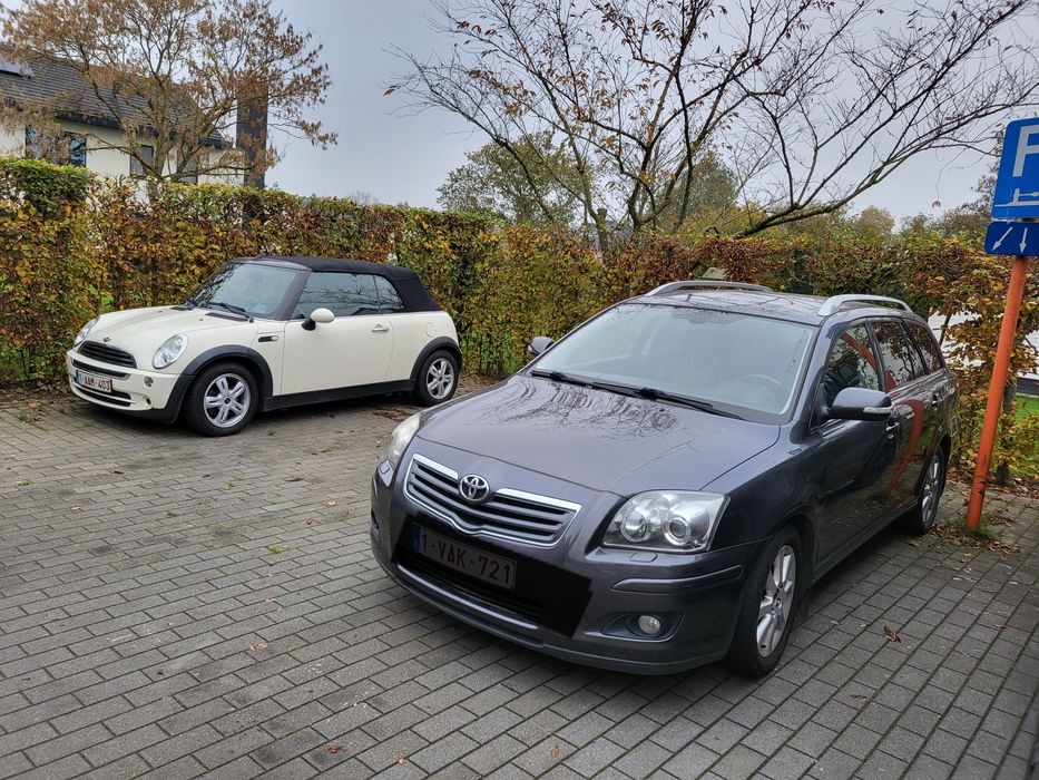 Таета авенсис 2.0 Д4Д 126 коня, цветът е много красив, мокър асфалт, ч