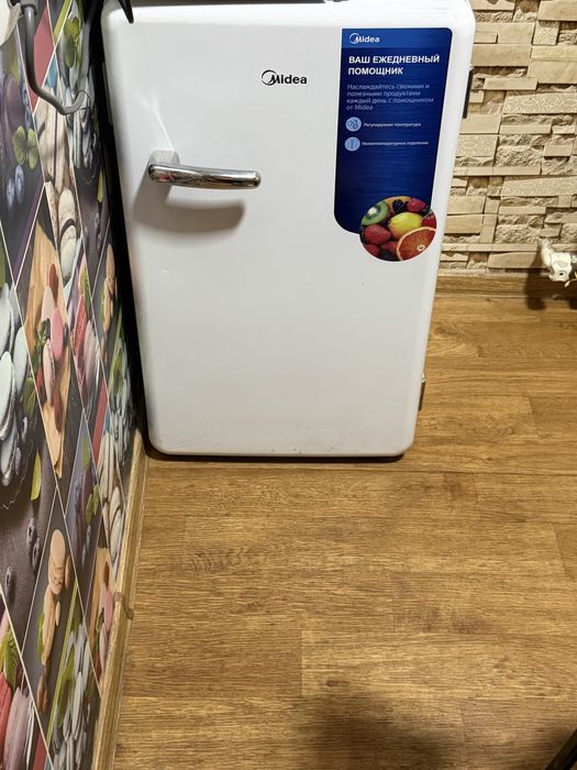 Компактный холодильник Midea (Retro style) в отличном состоянии