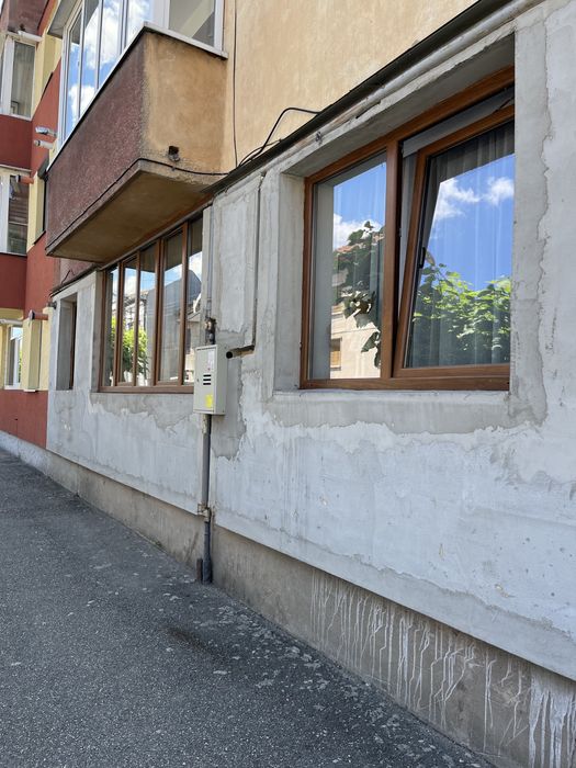 Vand apartament 2 camere bucatrie open-space zona ultra centrala ,parter mp 64 + boxa alimente bloc de caramida dotat cu centrala proprie,termopane