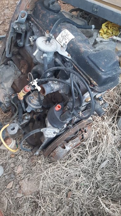 Аудидің моторы 1,8 істеп тұрған мотор сарыағашта тұр