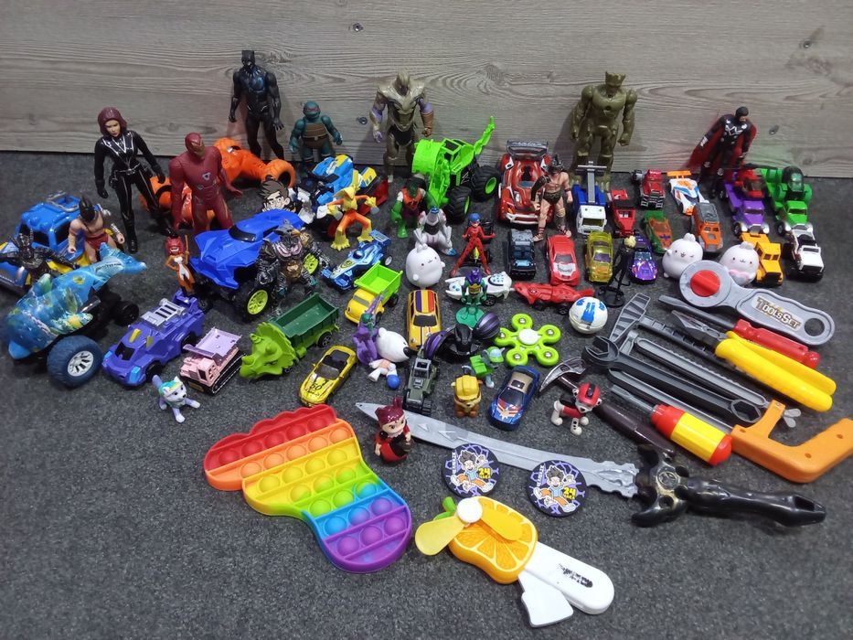 Игрушки, машинки и супер герои