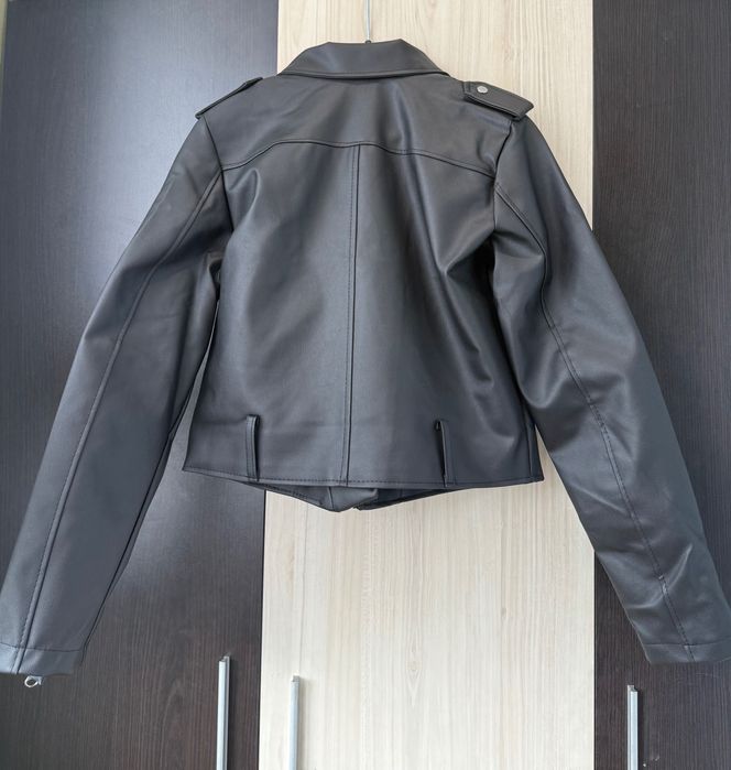 Кожено яке ,чисто ново ! Плащането е  при куриер с наложен платеж !