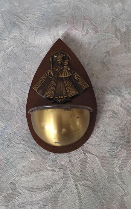 Съд за съхранение на светена вода* Църковна утвар* Месинг и дърво