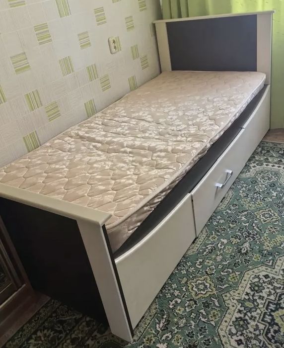 Кровать с матрасом