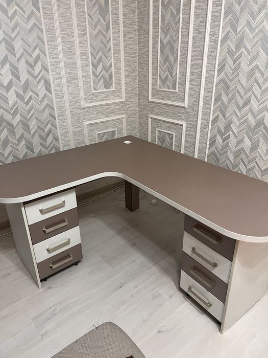 Продам угловой компьютерный стол