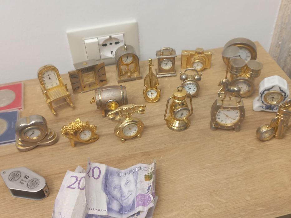 Ceas miniatură deosebit